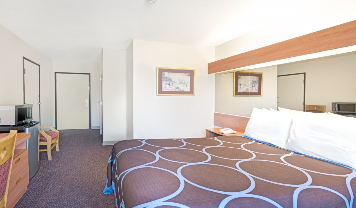 ACCESSIBLE 1 QUEEN BED SUITE – NON SMOKING