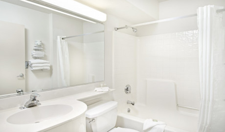 Welcome To SureStay by Best Western Sacramento South Natomas - Bathroom