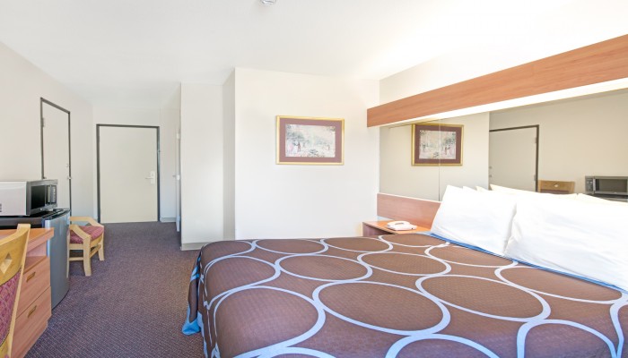 ACCESSIBLE 1 QUEEN BED SUITE – NON SMOKING
